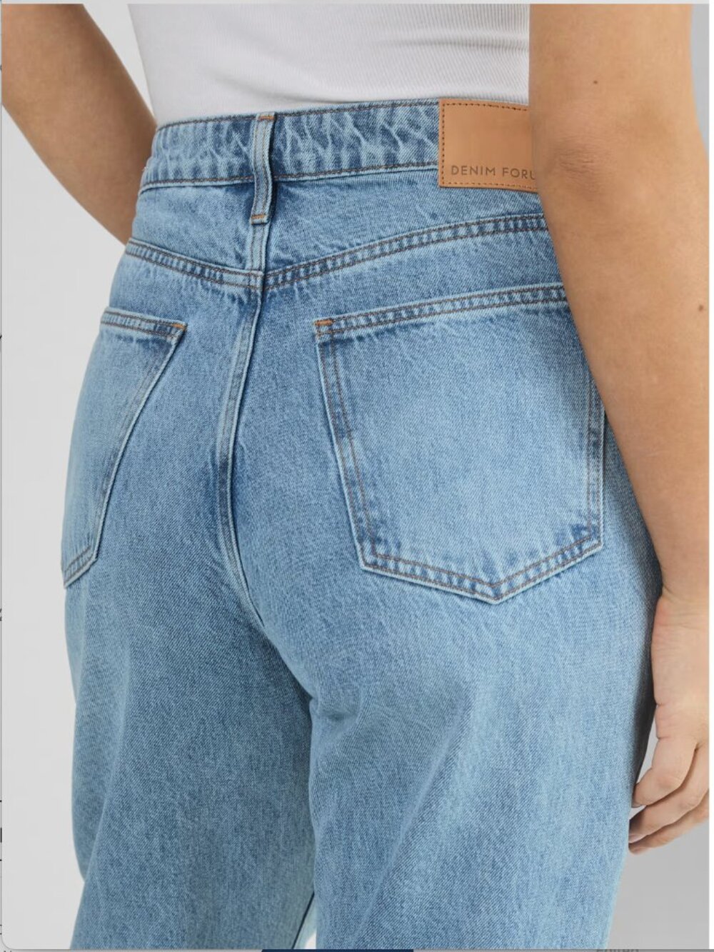 ARITZIA/DENIM FORUM | THE MARLO CURVE-FIT HI-RISE LOOSE JEAN | SIZE 28 - Picture 5 of 11